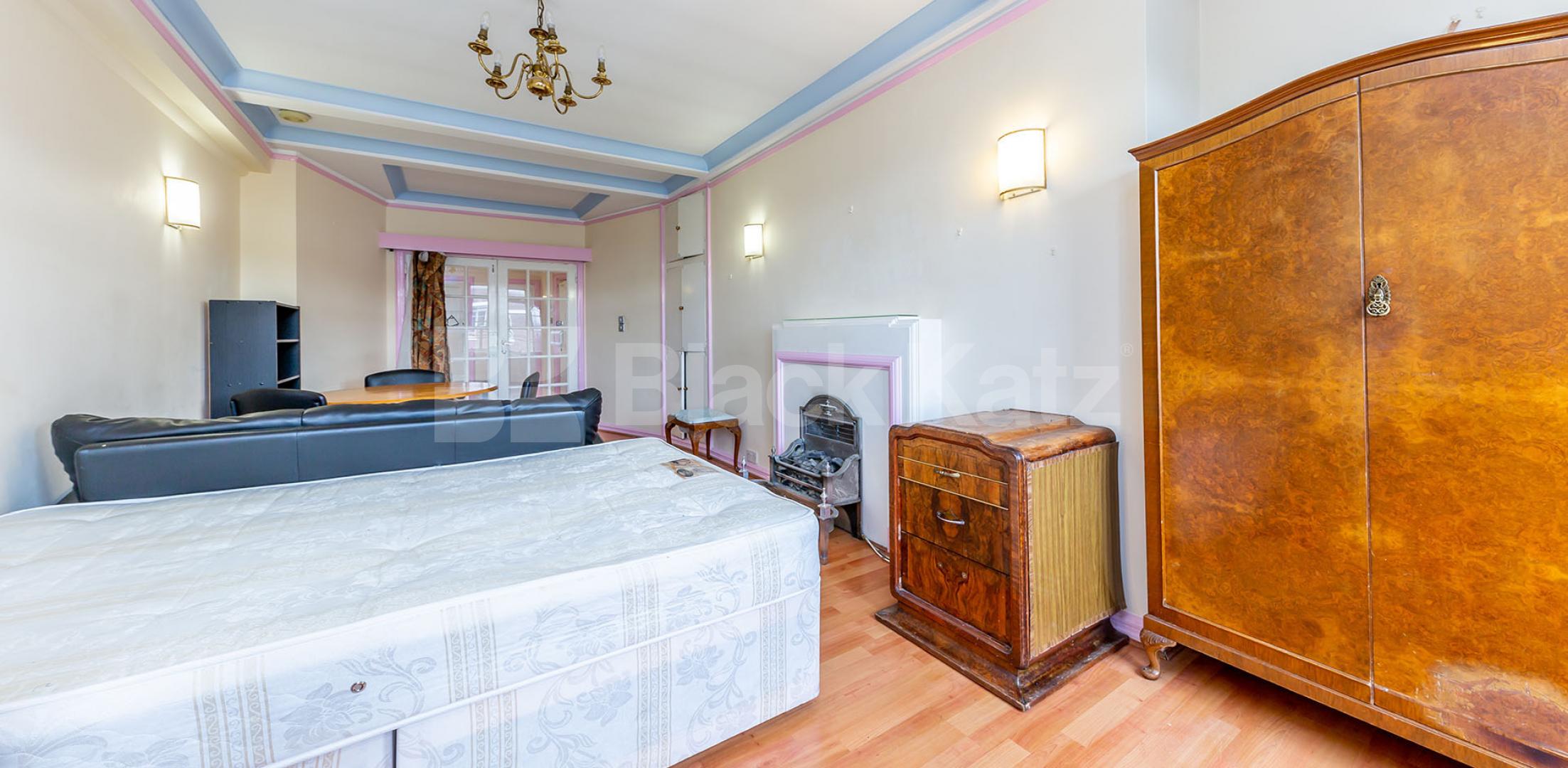 			LARGE 3 / 4 BED! , 4 Bedroom, 1 bath, 1 reception Flat			 Park Road, BAKER STREET